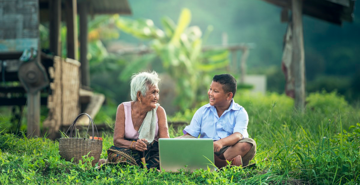 Personas de distintas generaciones conectadas por la tecnología