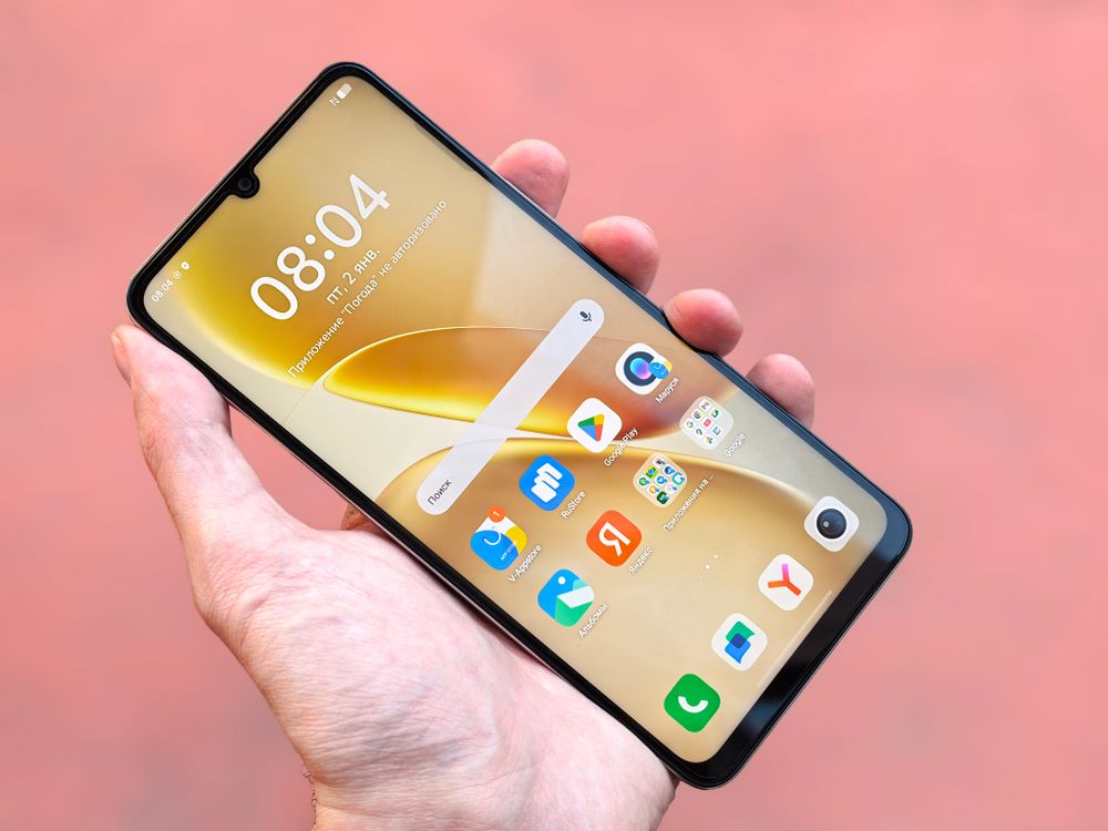 Persona sosteniendo un smartphone moderno con aplicaciones en pantalla